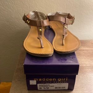 Cute Sandalsby Steve Madden with Gold strands accenting the heel of the foot